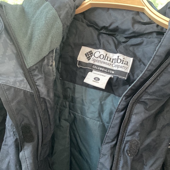Columbia cold weather hooded lined puffer jacket. Women’s XL - Picture 5 of 10